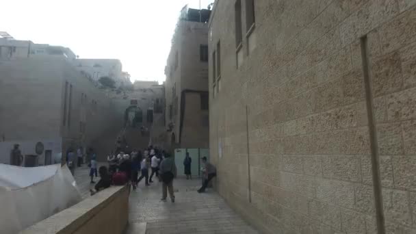 Jerusalén, Israel - 20 de octubre de 2019: los turistas van después del servicio en la plaza — Vídeos de Stock