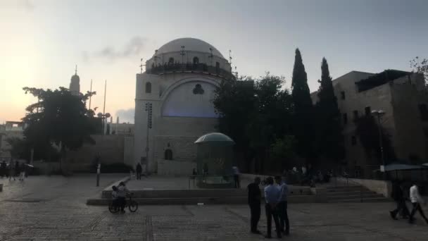 Gerusalemme, Israele - 20 ottobre 2019: i turisti camminano in gruppo per le strade della città vecchia — Video Stock