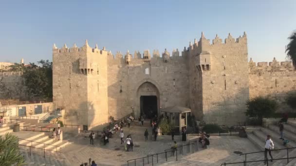 Jerusalem, Israel - October 20, 2019: tourists move to the historic sites of the old city part 12 — Stok video
