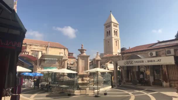 Jerusalén, Israel - 20 de octubre de 2019: los turistas caminan alrededor del sitio cerca de la torre — Vídeos de Stock