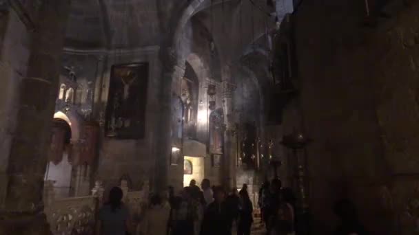 Jerusalem, Israel - 20 oktober 2019: turister går genom korridorerna i kyrkan del 2 — Stockvideo