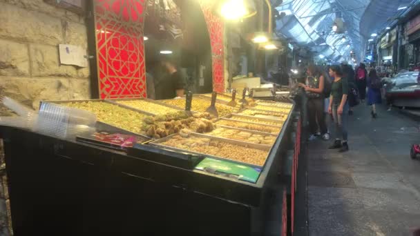 Jerusalém, Israel - 20 de outubro de 2019: turistas caminham pelo velho mercado parte 18 — Vídeo de Stock