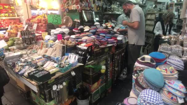 Jerozolima, Izrael - 20 października 2019: turyści spacerują po starym rynku część 17 — Wideo stockowe