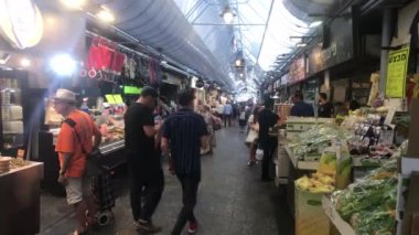 Kudüs, İsrail - 20 Ekim 2019: Turistler eski pazarın 3. Bölümünde dolaşıyorlar
