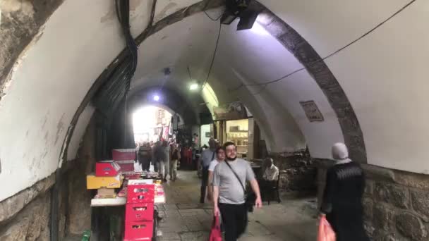 Jerusalem, israel - 20. Oktober 2019: Altstadt mit Touristen, die durch die Straßen gehen Teil 6 — Stockvideo