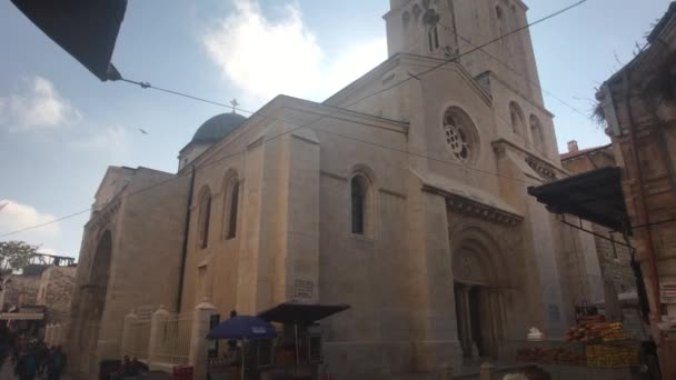 Jerusalém, Israel - 20 de outubro de 2019: turistas caminham pelos corredores da igreja parte 3 — Vídeo de Stock