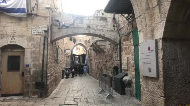 Jerusalem, Israel - October 20, 2019: old town with tourists walking the streets part 21 — Stockvideo