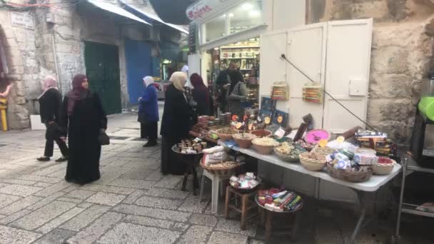 Jeruzalem, Israël - 20 oktober 2019: oude stad met toeristen die door de straten lopen deel 15 — Stockvideo