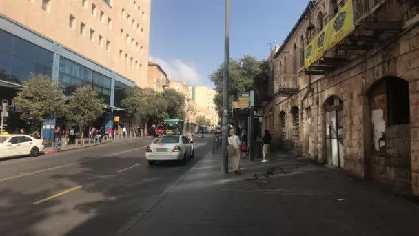 Jerusalén, Israel - 20 de octubre de 2019: los turistas caminan por las calles de la ciudad moderna parte 23 — Vídeos de Stock