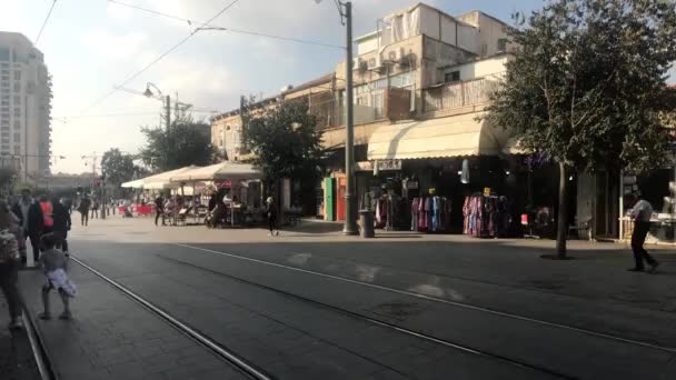 Jerusalén, Israel - 20 de octubre de 2019: los turistas caminan por las calles de la ciudad moderna parte 16 — Vídeos de Stock