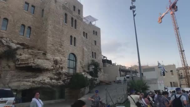 Jerusalém, Israel - 20 de outubro de 2019: turistas caminham pelas ruas da cidade moderna parte 5 — Vídeo de Stock