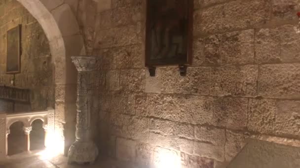 Jerusalem, Israel - the inner walls of the church in the old town part 21 — Stockvideo