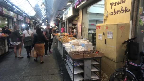 Gerusalemme, Israele - 20 ottobre 2019: i turisti passeggiano intorno al vecchio mercato — Video Stock