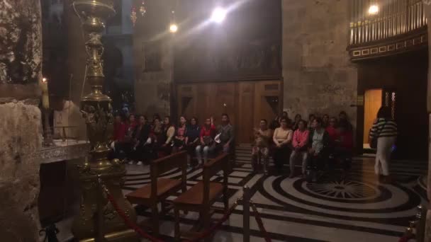 Jerusalem, Israel - October 20, 2019: tourists walk around the temple in the old town part 17 — Stok video