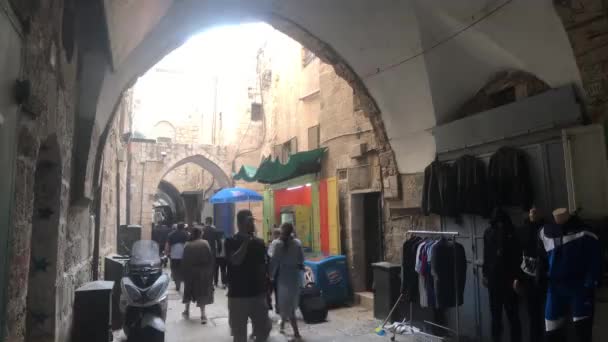 Єрусалим (Ізраїль) 20 жовтня 2019 року: старе місто з туристами, що гуляють вулицями 9 - ї частини — стокове відео