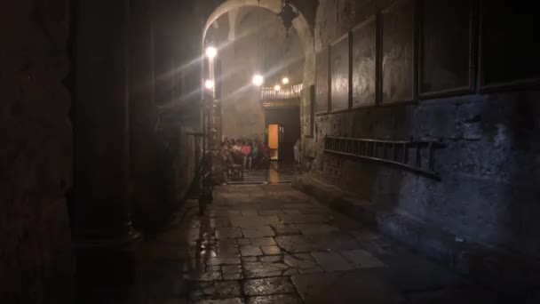 Иерусалим, Израиль - 20 октября 2019 года: туристы переезжают на исторические места старой части города 5 — стоковое видео