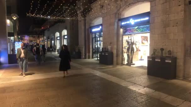 Jerusalem, Israel - October 20, 2019: tourists walk around the night city — 비디오