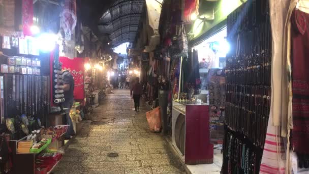 Yerusalem, Israel - 20 Oktober 2019: turis berjalan berkelompok di jalan-jalan kota tua bagian 7 — Stok Video