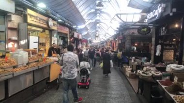 Kudüs, İsrail - 20 Ekim 2019: turistler eski pazarın 14. Bölümünde dolaşıyorlar