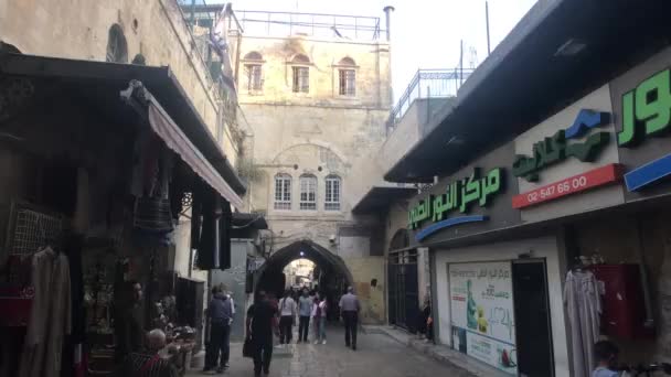 Jeruzalem, Israël - 20 oktober 2019: oude stad met toeristen die door de straten lopen deel 10 — Stockvideo
