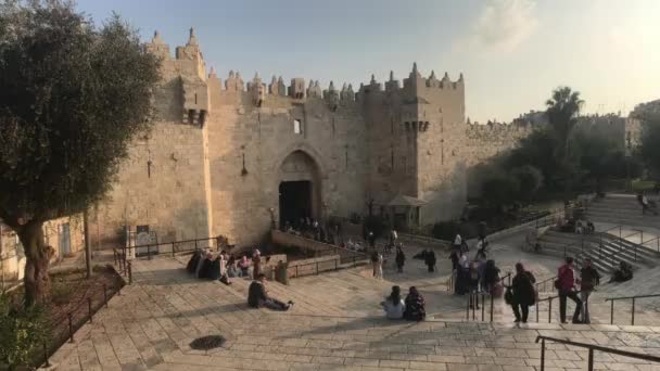 Jerusalém, Israel - 20 de outubro de 2019: turistas se mudam para os locais históricos da parte velha da cidade 10 — Vídeo de Stock