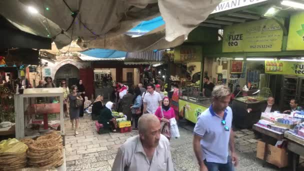 Jeruzalém, Izrael - 20. října 2019: Staré město s turisty na procházce po ulicích část 4 — Stock video