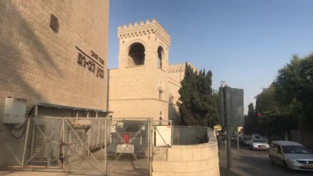 Иерусалим, Израиль - 20 октября 2019 года: туристы переезжают на исторические места старой части города 11 — стоковое видео
