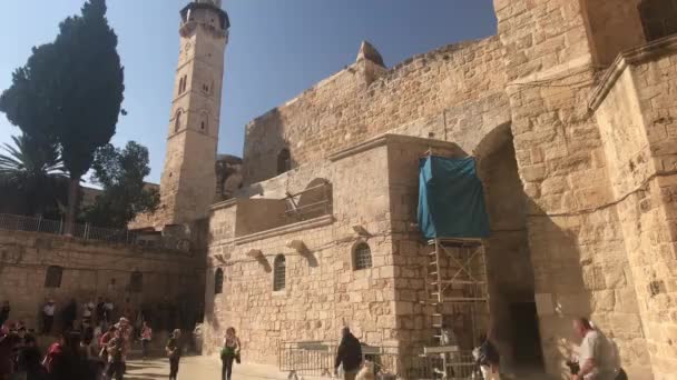 Єрусалим, Ізраїль - 20 жовтня 2019 р.: туристи переїжджають до історичних місць старої частини міста 3 — стокове відео