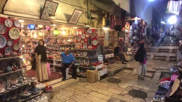 Kudüs, İsrail - 20 Ekim 2019: turistler eski şehrin 10. Bölümünde gruplar halinde yürüyorlar — Stok video
