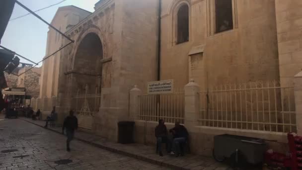 Jerusalem, Israel - October 20, 2019: tourists move to the historic sites of the old city part 9 — ストック動画