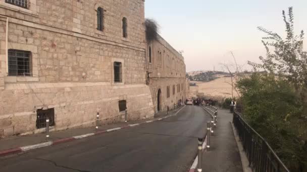 Jerusalén, Israel - camino a lo largo del antiguo edificio — Vídeos de Stock