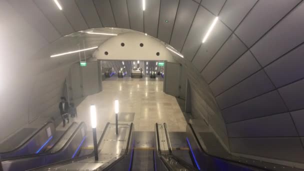 Jerozolima, Izrael - 20 października 2019: turyści w budynku metra część 6 — Wideo stockowe