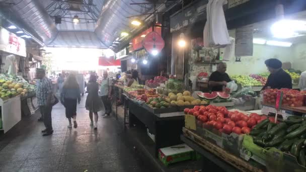 Jeruzalem, Israël - 20 oktober 2019: toeristen lopen rond op de oude markt deel 5 — Stockvideo