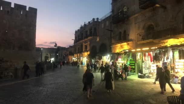 Jerozolima, Izrael - 20 października 2019: turyści chodzą grupami po ulicach starego miasta część 11 — Wideo stockowe