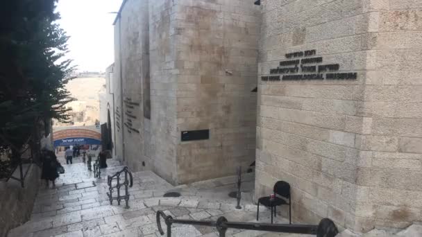 Jerusalém, Israel - 20 de outubro de 2019: turistas se mudam para os locais históricos da parte antiga da cidade 18 — Vídeo de Stock