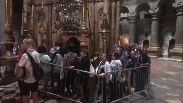 Jeruzalém, Izrael - 20. října 2019: turisté procházejí chrám ve staré části města — Stock video