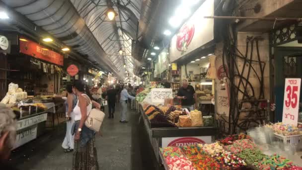 Jerusalén, Israel - 20 de octubre de 2019: los turistas caminan alrededor del antiguo mercado parte 7 — Vídeos de Stock