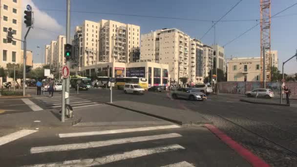 Jerusalém, Israel - 20 de outubro de 2019: turistas caminham pelas ruas da cidade moderna parte 24 — Vídeo de Stock