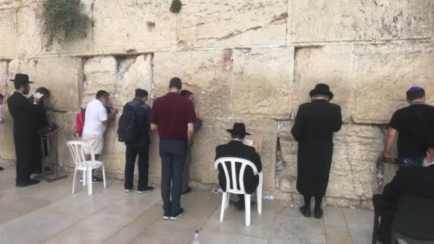 Jerusalem, israel - 20. Oktober 2019: Touristen auf dem Platz nahe der Mauer des weinenden Teils 13 — Stockvideo