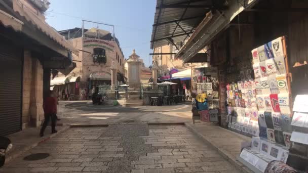 Єрусалим, Ізраїль - 20 жовтня 2019 р.: туристи ходять вулицями старої частини міста 4 — стокове відео