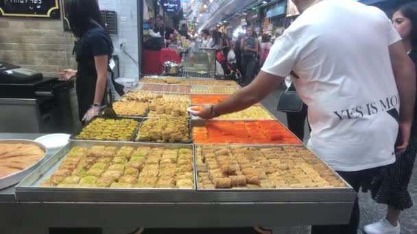 Jeruzalém, Izrael - 20. října 2019: turisté chodí po starém trhu část 13 — Stock video