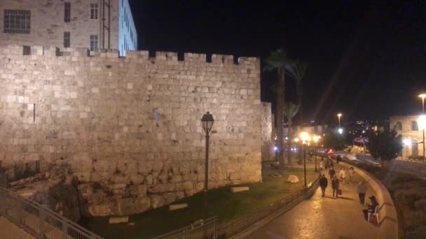 Єрусалим, Ізраїль - 20 жовтня 2019 р.: туристи ходять навколо нічної частини міста 4 — стокове відео