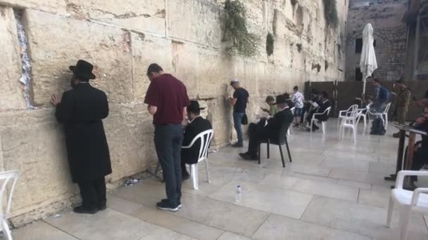 Jerusalem, Israel - October 20, 2019: tourists in the square near the wall of weeping part 14 — ストック動画