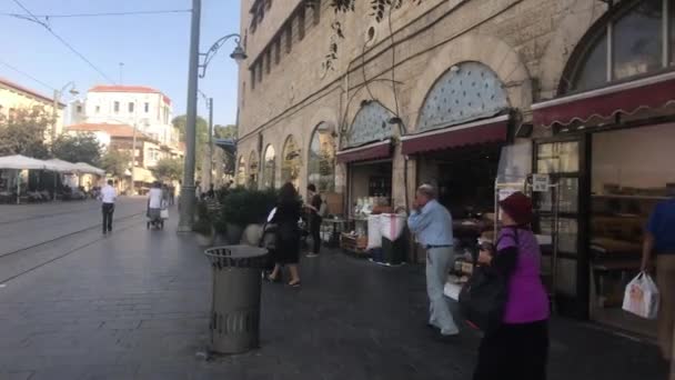 Jerusalén, Israel - 20 de octubre de 2019: los turistas caminan por las calles de la ciudad moderna parte 17 — Vídeo de stock
