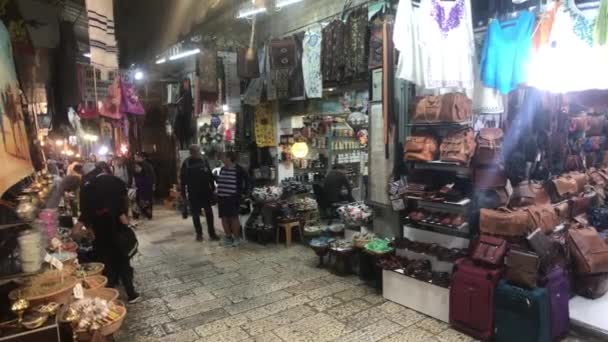 Єрусалим, Ізраїль - 20 жовтня 2019 р.: туристи ходять групами по вулицях старого міста 9. — стокове відео