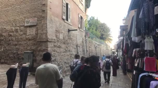 Jeruzalem, Israël - 20 oktober 2019: oude stad met toeristen die door de straten lopen deel 8 — Stockvideo
