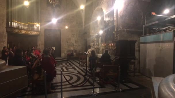 Jerusalém, Israel - 20 de outubro de 2019: turistas caminham pelo templo na parte antiga da cidade 3 — Vídeo de Stock