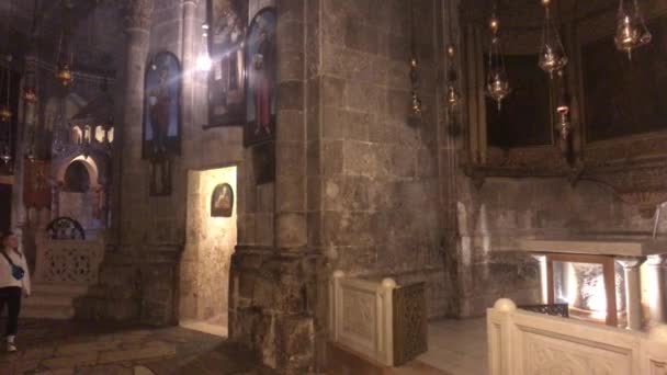 Иерусалим, Израиль - 20 октября 2019 года: туристы ходят по коридорам церкви — стоковое видео