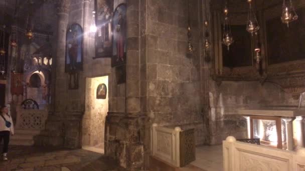 Jerusalem, Israel - October 20, 2019: tourists walk through the corridors of the church — 图库视频影像