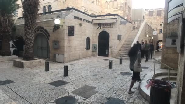 Jerusalem, Israel - October 20, 2019: tourists walk in groups on the streets of the old city part 6 — ストック動画